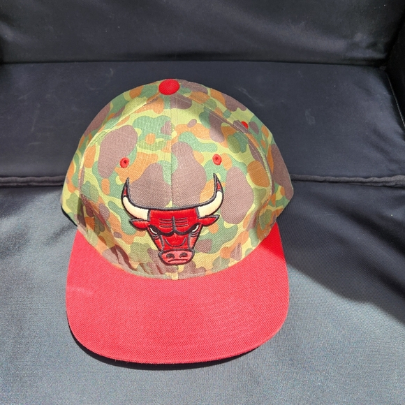 Mitchell and Ness Chicago Bulls Camo Leather Strap Back - Picture 1 of 4